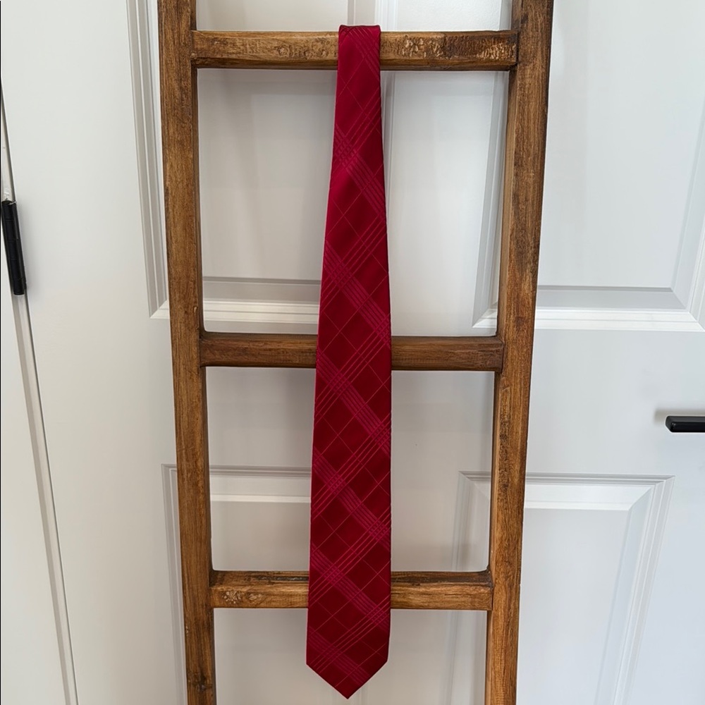 Elegant Red Plaid Men's Tie